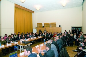 kr_stol_2_dsc06705 Зал, где проходило заседание "круглого стола", рассчитанный на 80 человек, не смог вместить всех желающих
