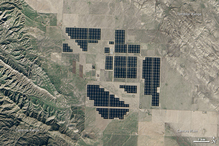 Production solaire à grande échelle : le Topaz Solar Farm, Californie (NASA/GSFC/USGS Landsat, 2015). Les 49 parcs solaires de Cuba sont chacun de 21,8 MW.